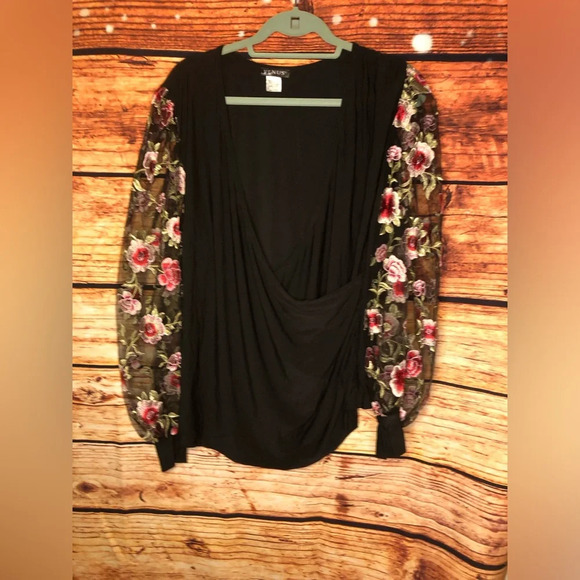 VENUS Embroidered Top - Picture 3 of 12